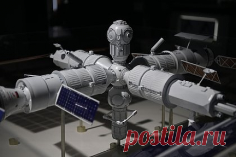 В «Роскосмосе» признались в нахальном проектировании полувековой станции. Перспективная Российская орбитальная станция (РОС) должна прослужить полвека, рассказал генеральный конструктор России по пилотируемым космическим системам и комплексам, генконструктор Ракетно-космической корпорации (РКК) «Энергия», академик Российской академии наук (РАН) Владимир Соловьев.