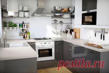 Интересный дизайн для маленькой кухни. Глянцевые и многие другие материалы для ее создания, а также множество других идей для интерьере вы можете найти в группе компании Базис!