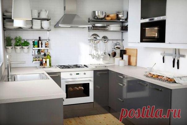 Интересный дизайн для маленькой кухни.  Глянцевые и многие другие материалы для ее создания, а также множество других идей для интерьере вы можете найти в группе компании Базис!