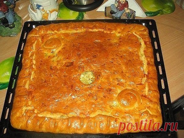 Любимый бабушкин курник - очень сочный и вкусный 

Состав: 
Тесто:

мука 3-4 стакана;
250 гр.маргарина (пачка);
1 стакан кефира или сметаны;
1 чайная л. соды(без горки);
щепотка соли

Начинка:

картофель сырой очищенный 3-4 шт;
мясо (филе) куриное-2…
