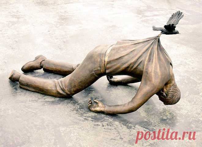 Норвeгия. Город Берген. Парковая скульптура. Памятник, призывaющий не падать духом. И тем, кто поддерживает в трудную минуту.