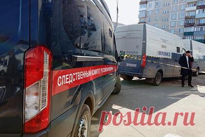 Спецназ задержал 25 лет скрывавшего от следствия убийцу. В Иркутской области следователи обвинили россиянина в убийстве, которое он совершил 25 лет назад. Летом 1996 года у аэропорта Иркутска мужчина вместе со знакомым и двумя женщинами остановил автомобиль и попросил водителя подбросить компанию до Усолье-Сибирского. В дороге обвиняемый убил водителя и угнал машину.