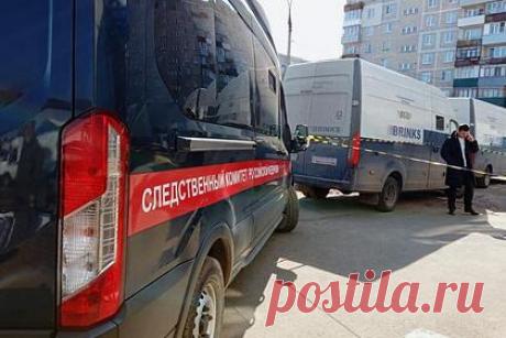 Спецназ задержал 25 лет скрывавшего от следствия убийцу. В Иркутской области следователи обвинили россиянина в убийстве, которое он совершил 25 лет назад. Летом 1996 года у аэропорта Иркутска мужчина вместе со знакомым и двумя женщинами остановил автомобиль и попросил водителя подбросить компанию до Усолье-Сибирского. В дороге обвиняемый убил водителя и угнал машину.