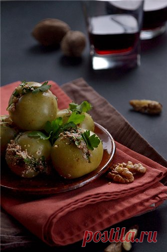 Пхали из зелёных помидоров Это пхали, как и любое другое должно настояться. Я его советую кушать на 2-3 день. Воду и уксус в начинке можно заменить на гранатовый сок. Так же можно добавить в начинку зерна граната. 1 кг небольших зеленых помидоров 2 стакана очищенных грецких орехов 1 луковица 1 ст.л. без горки готовой…