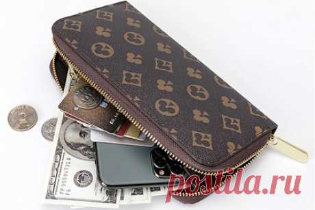 Россиянин купил поддельный Louis Vuitton на AliExpress и едва не попал в тюрьму. Россиянин заказал реплики одежды и аксессуаров модного дома Louis Vuitton на платформе AliExpress и едва не пошел под суд. Мужчина купил у китайского продавца вещи с поддельной монограммой Louis Vuitton. Сотрудники таможенной службы аэропорта Пулково изъяли посылку и потребовали от покупателя только объяснительную.