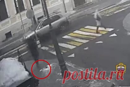 Москвич на автомобиле украл конверт с валютой и попал на видео. В Москве 41-летний автомобилист подобрал у пешеходного перехода потерянный конверт с валютой и попал на видео. На видеозаписи видно, как на светофоре из кармана прохожего выпадает белый конверт. Мужчина не замечает этого и переходит дорогу. Затем рядом с упавшим конвертом останавливается черная иномарка.