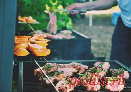 НЕМНОГО ОБ ОТДЫХЕ
По выходным в это время года для многих из нас кухней становится какое-нибудь живописное место на лоне природы. Будь то дача, площадка для барбекю в парке или просто лужайка в лесу. А плитой для приготовления пищи служит гриль или мангал, в которых на углях жарят сочное мясо, нежную рыбу или ароматные овощи.
Все вокруг зелено и красиво. Звуки природы и аромат от еды навевают особое настроение, которые мы так любим. Полный релакс и безмятежность. Расскаж...