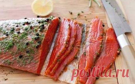 Быстрый засол красной рыбы. 
Такую вкусную красную рыбу можно приготовить в домашних условиях очень просто и быстро с минимум ингредиентов. Аромат и нежнейший вкус Вам обеспечен. 
Ингредиенты: 

Лосось (филе) - 300 г 
Укроп - 1 пучок 
Чёрный перец горошком - 1 чайная ложка 
Лимон (цедра, сок) - 1 шт 
Сахар - 2 чайных ложки 
Соль - 4 чайных ложки 
Коньяк или водка - 3 столовых ложки 
Смесью ингредиентов натрите рыбу. 

Оберните в пищевую пленку и оставьте мариноваться в хол...