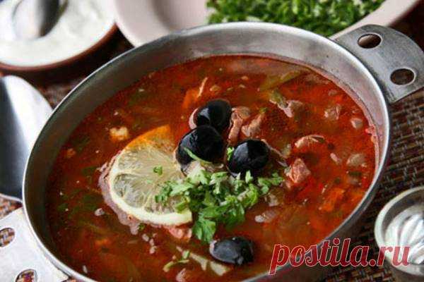 Солянка сборная мясная с курицей и копчёной колбасой рецепт с фото Друзья, в нашем сегодняшнем меню – вкусный сытный суп: солянка сборная мясная – рецепт с курицей и копчёной колбасой. Данный рецепт солянки отличается от других тем, что в нём используется курица и копчёная колбаса. Но обо всём по порядку, смотрим, как приготовить солянку сборную мясную с курицей и копчёной колбасой…