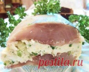 Классная закуска!
Сельдь под шубой - отдыхает!
1 соленая сельдь
1 вареное яйцо
несколько перьев зеленого лука
несколько веточек укропа
1 небольшой свежий огурец
1 ст. л. желатина
50 мл. воды
3 ст. л. йогурта или не кислой сметаны
пищевая пленка
1. Сельдь выпотрошить, очистить от кожи и хребта. Нам нужно отделить аккуратно филе. По возможности тщательно удалить мелкие косточки.
2. Для начинки. Огурец нарезать мелкими кубиками. Яйцо натереть на мелкой терке. Лук и укроп мелко нарезать.
3. Развести