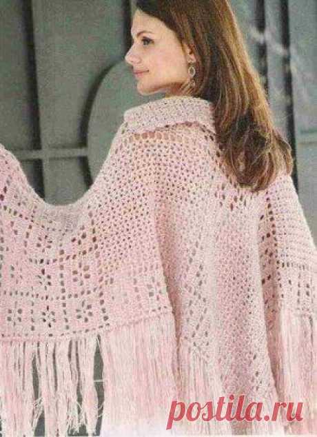 Вязаная крючком накидка с воротником. Схема вязания здесь https://labhousehold.com/crochet-cape-with-collar.html
