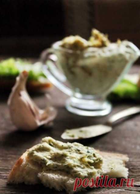 Сало по-литовски

Сало по-литовски – это ароматная, насыщенная вкусом специй и пряностей пикантная закуска, измельченная в пасту для намазывания на хлеб.
Сало по-литовски
Сало очень полезный продукт, и это не шутка. В сезон простуд оно отлично поддерживает способность организма сопротивляться микробам.
Кислоты, входящие в его состав, способствуют регенерации клеток. Также сало содержит важный для жизнедеятельности человека селен.
Сало коптят, солят, маринуют, варят, запека...