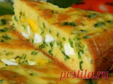 ПИРОГ С ЯЙЦАМИ И ЗЕЛЕНЫМ ЛУКОМ - САМЫЙ ВКУСНЫЙ, ВЕСЕННИЙ, СОЛНЕЧНЫЙ.
 Нет ничего более домашнего и вкусного, чем пироги с яйцами и зеленым луком. В сезон свежей зелени предлагаю приготовить не только вкусный, но и полезный пирог с зеленым луком и яйцами. Да с горячим бульоном или супчиком! Песня, да и только! А можно и просто так, тоже очень даже неплохо. Попробуйте!  Нам понадобится:  Яйцо (4 в тесто, 6 сварить в начинку) — 10 шт  Соль — 1/2 ч. л.  Мука — 7 ст. л.  Сода — 1/2 ч. л.  Сметана — 2