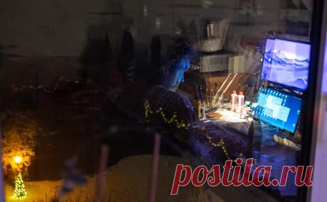 В Думе пояснили, как «налог для уехавших» затронет работников на удаленке. Повышение налогов для уехавших из страны россиян коснется самозанятых и индивидуальных предпринимателей, которые сейчас платят по сниженной ставке, однако не затронет работающих по найму на удаленке, пояснил депутат Андрей Исаев