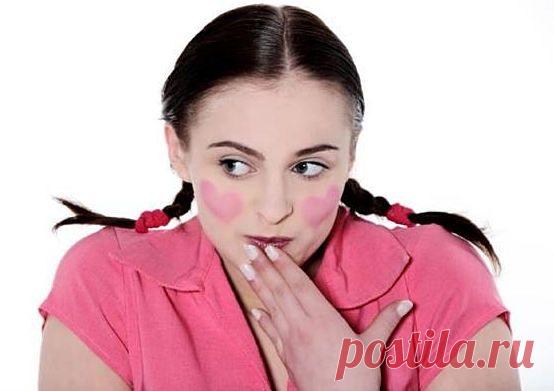 Почему щеки красные и горят (блашинг-синдром)
Медицина объясняет физиологический механизм, почему щеки краснеют и горят. Чаще всего это связано с психологическими причинами, а вот приметы дают свое толкование