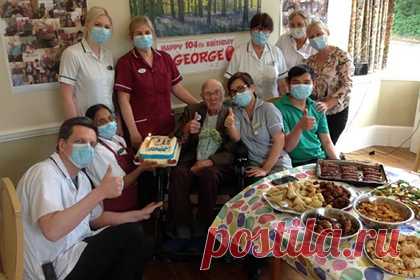 104-летний мужчина раскрыл секрет долголетия. Отметивший 104 день рождения британец посоветовал не переживать о вещах и пить побольше чая. Джодж Бенсон родился 9 июля 2017 года в городе Рагби, графство Уоркшир. Он провел всю жизнь в родном городе. В 14 лет Бенсон бросил школу и пошел работать сортировщиком почты, а позже устроился на фабрику электрических ламп.