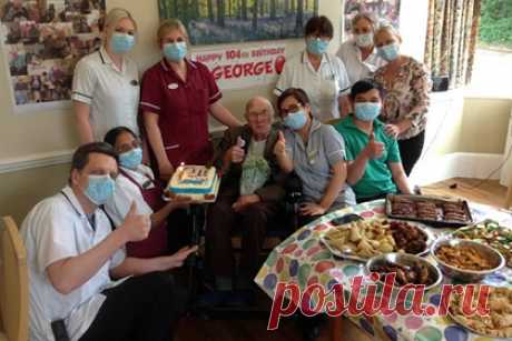 104-летний мужчина раскрыл секрет долголетия. Отметивший 104 день рождения британец посоветовал не переживать о вещах и пить побольше чая. Джодж Бенсон родился 9 июля 2017 года в городе Рагби, графство Уоркшир. Он провел всю жизнь в родном городе. В 14 лет Бенсон бросил школу и пошел работать сортировщиком почты, а позже устроился на фабрику электрических ламп.