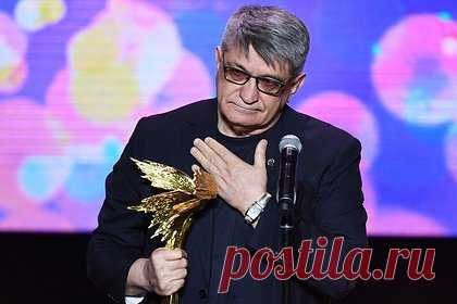 Сокуров объявил о завершении карьеры. Режиссер Александр Сокуров объявил о завершении профессиональной карьеры. В разговоре с порталом NEWS.ru в воскресенье, 3 декабря, он пояснил, что это произошло из-за запрета Минкультом России его картины «Сказка». Он признался, что сейчас не работает над новыми проектами.