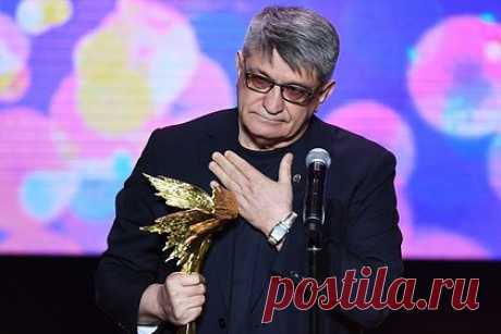 Сокуров объявил о завершении карьеры. Режиссер Александр Сокуров объявил о завершении профессиональной карьеры. В разговоре с порталом NEWS.ru в воскресенье, 3 декабря, он пояснил, что это произошло из-за запрета Минкультом России его картины «Сказка». Он признался, что сейчас не работает над новыми проектами.