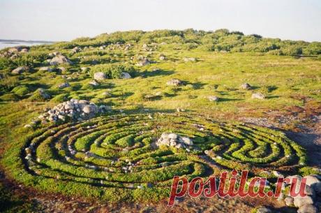 Загадочные древние лабиринты
Лабиринт — это одновременно и головоломка, и символ. Запутанные пути, ведущие или к выходу, или к тупику, появились тысячи лет назад: как в виде изображений, так и в качестве сооружений. В нашей подб…