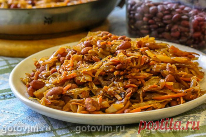 Тушеная квашеная капуста с фасолью и мадерой. Рецепт с фото Для зимы нужны зимние рецепты. И совсем не обязательно, чтобы в списке ингредиентов упоминалось мясо. Попробуйте приготовить тушеную квашеную капусту с фасолью, как описано в этом рецепте. Рагу напоминает бигос, хотя никаких копченостей к овощам не добавляют. Зато немного мадеры сделает блюдо еще вкуснее.