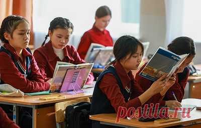 В России проконтролируют зачисление детей иностранцев в школы. Как отметил член Общественного совета при МВД Владимир Волох, проект направлен на "выявление детей мигрантов для их последующей адаптации и интеграции в российское общество"