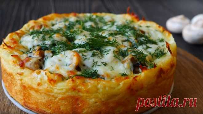 Пирог из картофельного пюре: вкуснятина из остатков продуктов Пирог из картофельного пюре с мясом и сыром получается очень сытным и аппетитным. Сверху его можно посыпать измельченной зеленью: для красоты и аромата. Ваши домочадцы оценят выпечку по достоинству: перед ней невозможно устоять.