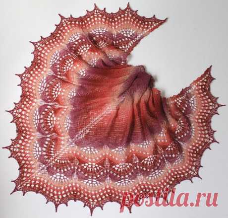 Для тех, кто хотел теплую и красивую шаль))
Новинка, шаль "Триана" Triana shawl by Sofia Khakimova, описание на русском и бесплатное. Спасибо, Софья!
