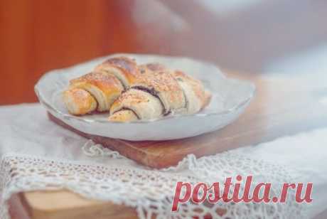Маковые рогалики Продукты: 1. Слоёное тесто — 1 упаковка 2. Мак 3. Сахар — 6–7 ст. ложек 4. Корица 5. Сливочное масло — 1 ст. ложка 6. Яйцо куриное — 1 шт.
