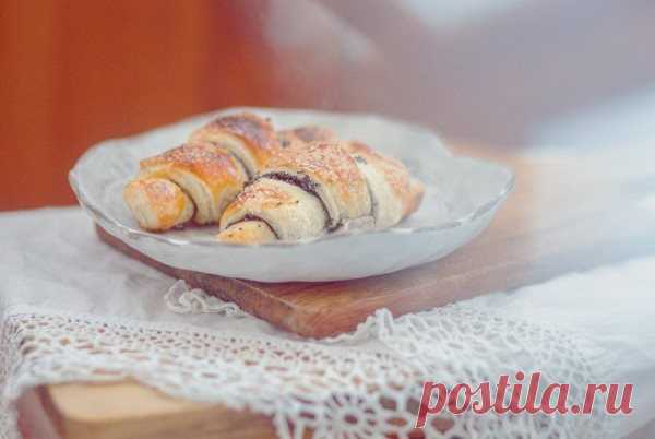 Маковые рогалики Продукты: 1. Слоёное тесто — 1 упаковка 2. Мак 3. Сахар — 6–7 ст. ложек 4. Корица 5. Сливочное масло — 1 ст. ложка 6. Яйцо куриное — 1 шт.