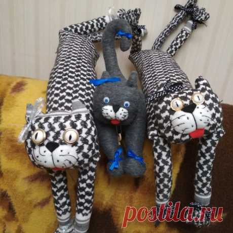 Парочка чёрно-белых котов.
Кот в авто,котоподушка,котоигрушка,кот от сквозняков
Длина 80см.
Левый свободен,тоже мечтает о доме или автомобиле
#котсдлиннымилапами #котоподушка #котя #подушкававто #подушкаобнимашка #котвавто