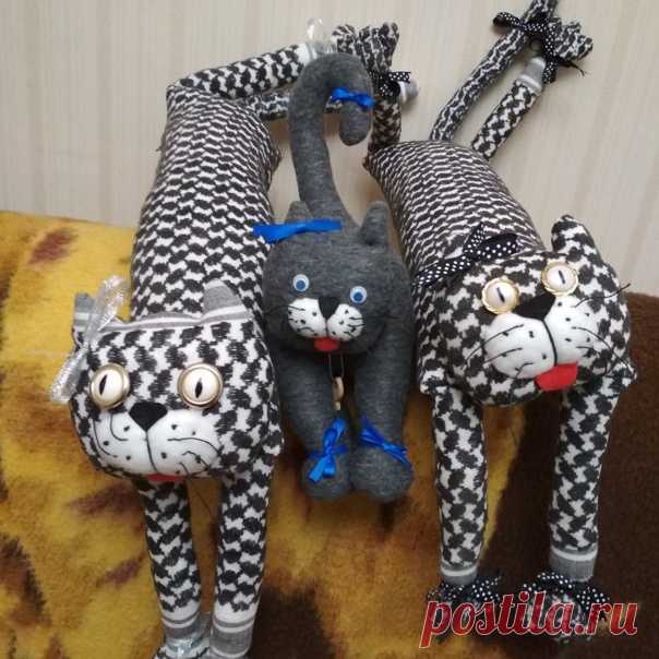 Парочка чёрно-белых котов.
Кот в авто,котоподушка,котоигрушка,кот от сквозняков
Длина 80см.
Левый свободен,тоже мечтает о доме или автомобиле
#котсдлиннымилапами #котоподушка #котя #подушкававто #подушкаобнимашка #котвавто