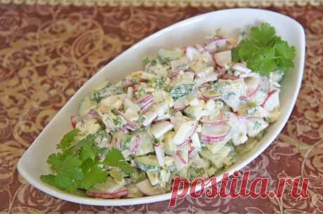 Салат из редиса, огурцов и сыра.