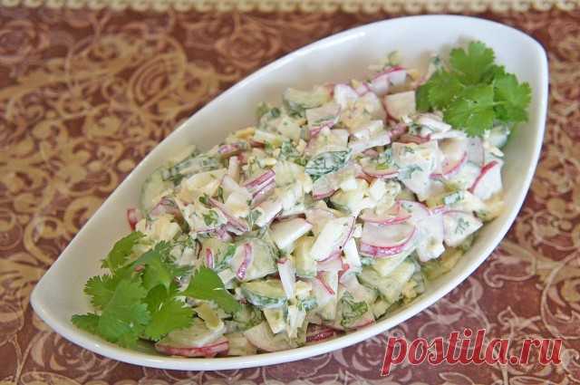 Салат из редиса, огурцов и сыра.