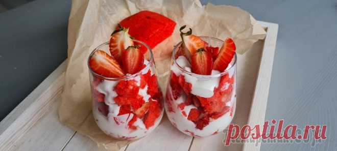 Клубничный десерт Всем привет! Сегодня яркий, сочный и очень вкусный десерт с клубникой. Сделаем вкусный йогуртовый бисквит, простой крем и все это с клубничкой! Ингредиенты: Бисквит: Мука – 150 гр. Йогурт – 110 гр.Сах...
