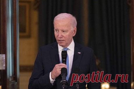 Байден выразил связанные с искусственным интеллектом опасения. Президент США Джо Байден заявил, что на компаниях-разработчиках искусственного интеллекта лежит «фундаментальная ответственность» за обеспечение безопасности своих продуктов прежде, чем они попадут к потребителям. Речь идет не только о соблюдении прав человека или тайны личной жизни, но и сохранении рабочих мест.