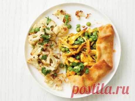 Куриный пирог по-индийски. Полузакрытый пирог с куриной начинкой с овощами наполнен экзотическими вкусами индийской кухни, которые ему придаёт смесь кокосовых сливок и приправы карри мадрас. Она более жгучая, чем обычный порошк карри, но эта жгучесть превосходно балансируется нежным вкусом кокосовых сливок. Пирог готовится довольно быстро, если использовать покупное песочное тесто, а для начинки взять уже готовую курицу гриль. Кусочки курицы и прогреваются в пряном соусе в...