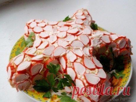 Салат &quot;Морская звезда&quot;
- 2 марин,огурца,
- 1 куриная грудка,
- 3 яйца,
- 2 зуб,чеснока,
- 2 морковь
- 3 картофелины,
- 100 г краб, палочек,
- майонез,
Приготовление:
Отвариваем морковь, картофель, яйца и куриную грудку. 
Чеснок пропускаем через чеснокодавку и смешиваем с майонезом. 
Грудку мелко нарезаем +с майонезом с чесноком, 
 выложите слоями (в форме морской звезды). 1слой– огурцы, затем картошка, яйца, морковь. Каждый слой с майонезом и сверху краб. палочками