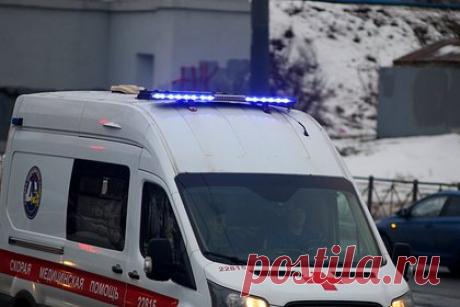 В российском регионе столкнулись машина скорой помощи и автобус. В Южно-Сахалинске столкнулись машина скорой помощи и автобус. Об этом сообщается в Telegram-канале Минздрава Сахалинской области. По информации ведомства, пострадали водитель и пассажир медицинского транспорта. Карета скорой помощи двигалась со спецсигналом в сторону региональной клинической больницы.