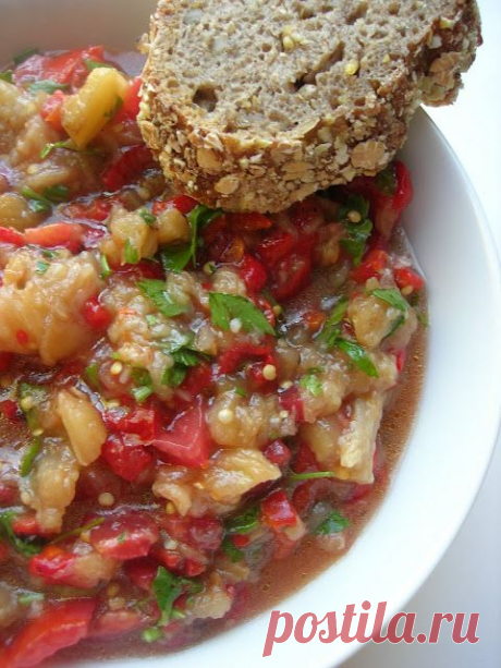 САЛАТ ИЗ ПЕЧЕНЫХ БАКЛАЖАНОВ
с перцем, помидорами и сладким луком
---------------------------------------------------------