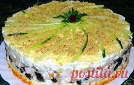 Слоеный закусочный торт с копчёной курицей, черносливом и шампиньонами