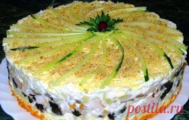 Слоеный закусочный торт с копчёной курицей, черносливом и шампиньонами