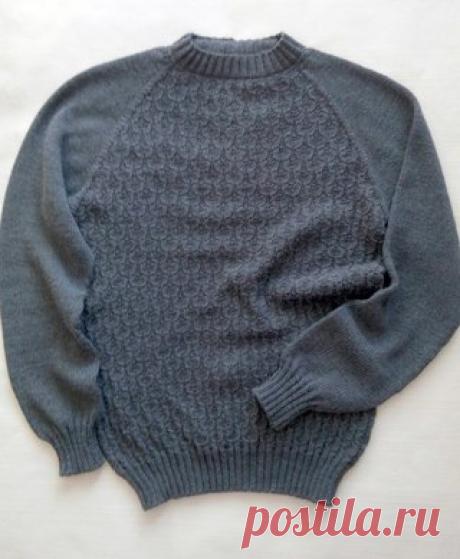 Еще один теплый мужской пуловер готов. Связан регланом сверху без швов из итальянской пряжи фирмы Cortina, состав - 60% меринос, 40% акрил, 50 г - 115 м. Спицы 2 и 3,5. Пряжу покупала здесь https://v-ajure.ru/ На размер 48-50 и рост 184 см ушло 700 г. Пряжа мягкая, не колючая совсем. Важно - после ВТО изделие вытянулось в длину примерно на 5-6 см. Чтобы не получить неприятный сюрприз в результате, я вязала большой образец из 40 петель, стирала его, сушила и уже по нему делала расчет.