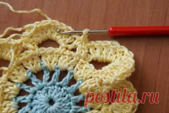 Связать квадратные мотивы крючком по уроку.