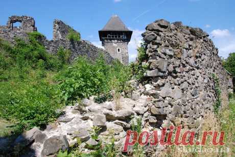 Закарпаття. Невицький замок. ::: альбом The best places in Ukraine Україна найкращі місця The best places in Ukraine

Замок уперше згадується на початку XIV ст. як опорна база місцевого феодального бунту проти королівської влади Карла Роберта Анжу. У XIV ст. замок переходить до володінь роду графів Другетів, які будують на місці дерев'яного замку кам'яний. У 1644 році під час релігійних воєн трансільванський князь Дьордь ІІ Ракоці зруйнував замок.