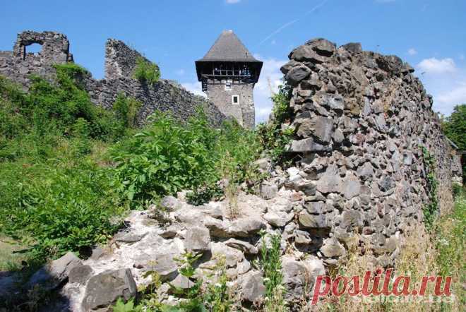 Закарпаття. Невицький замок. ::: альбом The best places in Ukraine Україна найкращі місця The best places in Ukraine

Замок уперше згадується на початку XIV ст. як опорна база місцевого феодального бунту проти королівської влади Карла Роберта Анжу. У XIV ст. замок переходить до володінь роду графів Другетів, які будують на місці дерев'яного замку кам'яний. У 1644 році під час релігійних воєн трансільванський князь Дьордь ІІ Ракоці зруйнував замок.