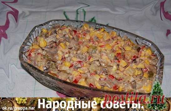 Салат ″Екатерина″
Ингредиенты:
- 1 банка сладкой кукурузы,
- 1 банка консервированных шампиньонов,
- 2-3 соленых огурца,
- 1-2 красных болгарских перца,
- 1 средняя луковица, майонез.
Приготовление:
Лук нарезать мелкими кубиками и обжарить в небольшом количестве сливочного масла до золотистого цвета. Добавить к нему шампиньоны (если они крупные порезать) и пожарить минут 5. Остудить. Смешать перец и огурцы порезанные кубиками, кукурузу и грибы с луком. Заправить майонезом по вкусу незадолго