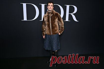 Роберт Паттинсон появился на показе Dior в юбке. Британский актер Роберт Паттинсон появился на публике в традиционно женской одежде и привлек внимание фотографов. Известно, что 36-летняя знаменитость посетил показ Dior, который состоялся в рамках Недели моды в Париже. Телезвезда вышел в свет в меховой куртке, шерстяной бежевой водолазке и плиссированной юбке.