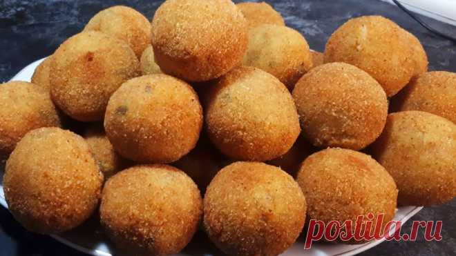 Три Картошки и 300 г мяса | ЛУЧШИЙ В МИРЕ Картофельный Рецепт | Вкусные Крокеты | BEST potato Recipe На 300 г куриного мяса и 3 картошки можно сытно накормить всю семью. Это два главный ингредиента, которые необходимо для этого рецепта. Для начала надо отвар...