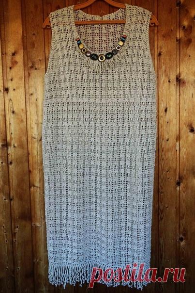 Из моих новых работ-платье

Вязала без вдохновения,лишь бы руки чем занять. В итоге даже осталась довольна)) Платье село свободно, из-за вискозы чуть поблескивает. Украшение купила готовое в рукодельном магазине, в надежде потом пристроить,пристроила...

Соединены два вида пряжи, по весу ушло 500гр. на мой 54-й (!) размерчик. Длина -прикрывает коленку,при росте 164. Вязала,расширяя к талии, чтобы скрыть живот)) Завышенную талию вывязала,уменьшив в рисунке клеточку.

Внизу ...